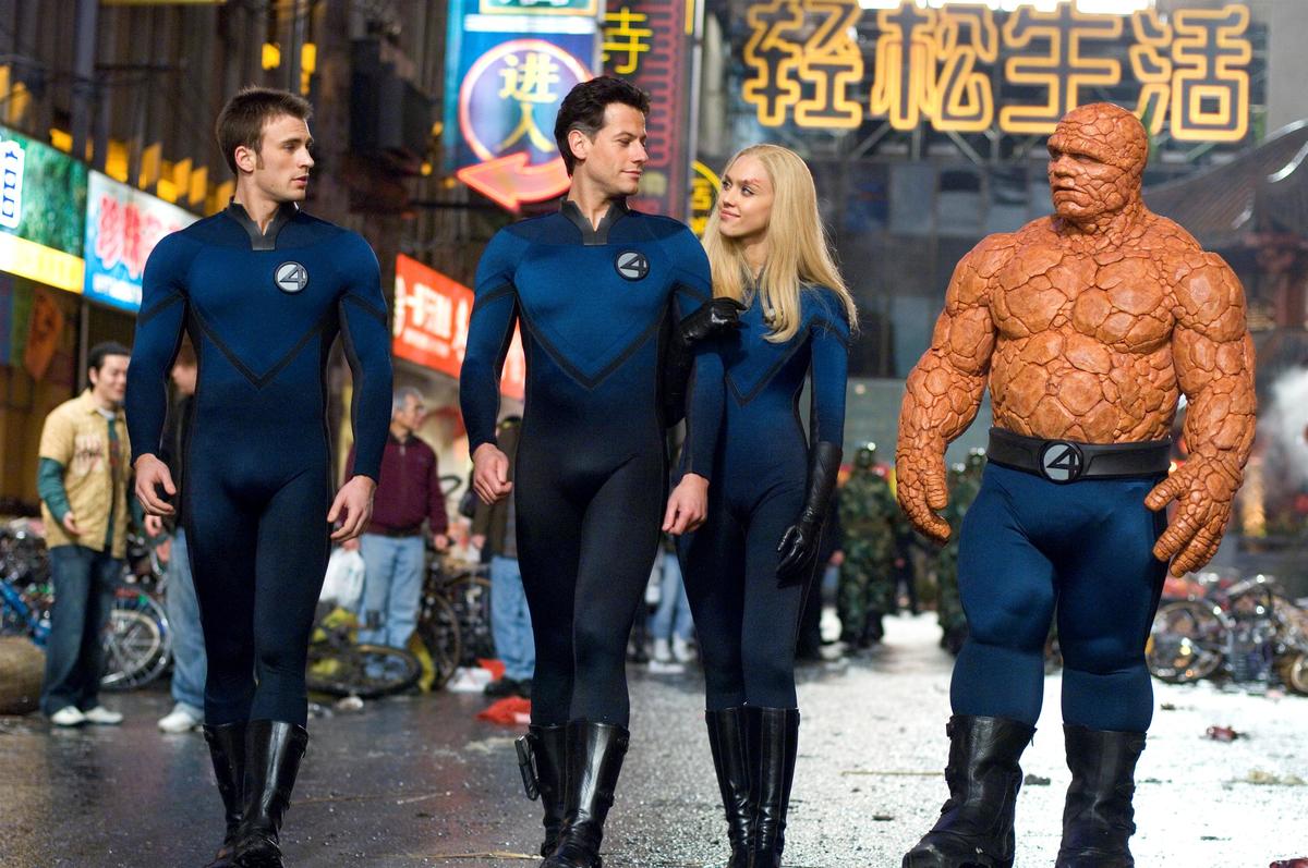 fantastic-four-rise-of-the-silver-surfer walking in a line