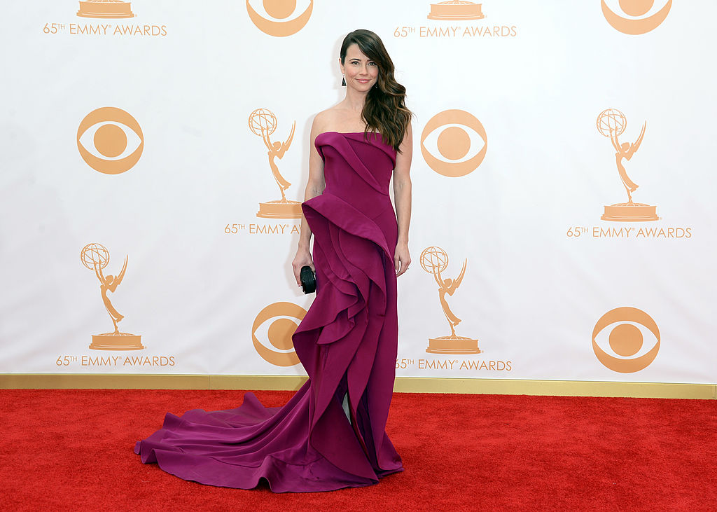 Linda Cardellini wears a layered, flowing, violet gown.