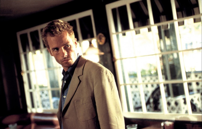 guy pearce in a still from memento