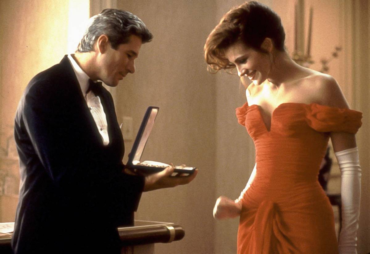 Julia Roberts and Richard Gere looking at a necklace in pretty woman