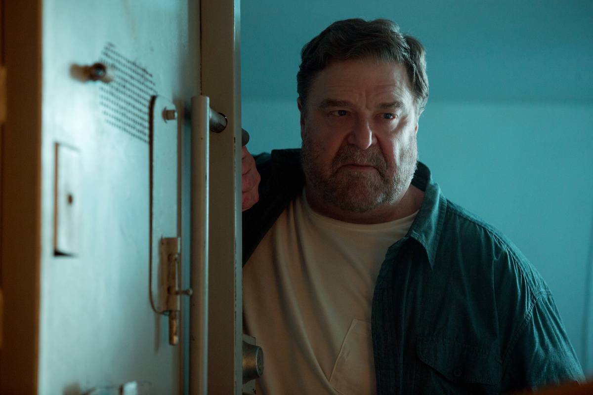 10-cloverfield-lane_RMyADI