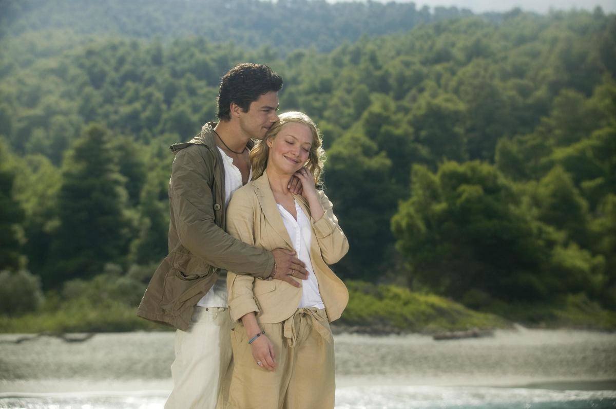 mamma mia! amanda seyfried and dominic cooper