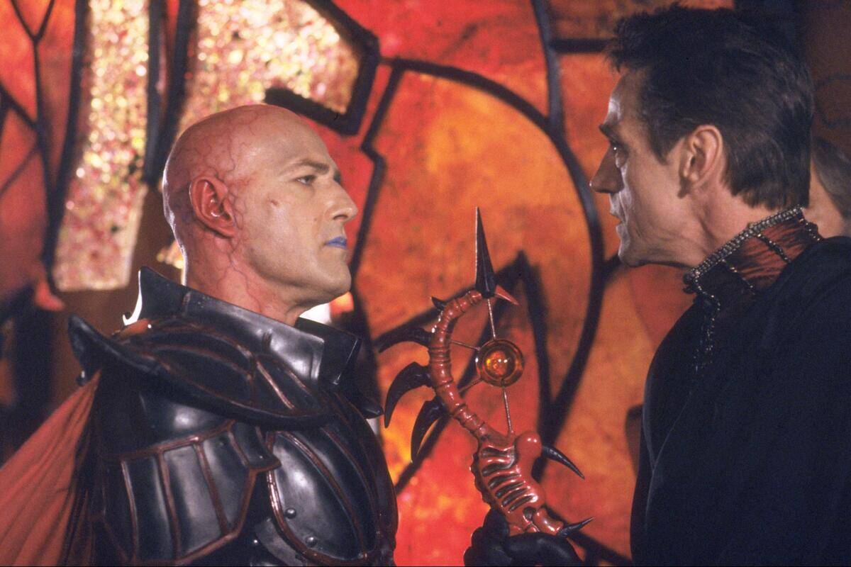 Bruce Payne as Damodar facing Jeremy Irons as Profion in Dungeons and Dragons