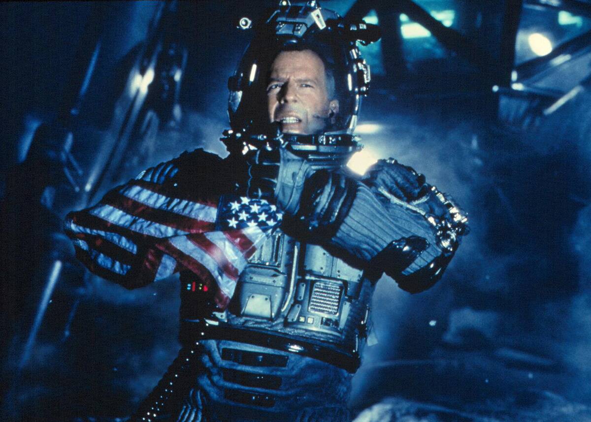 Bruce Willis wearing draped American flag as Harry S. Stamper in Armageddon