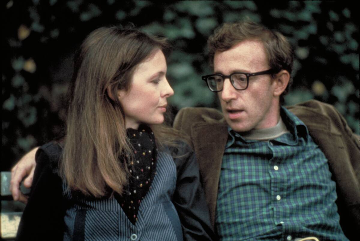 Woody Allen sitting on park bench with his arm around diane Keaton's shoulder as Alvy Singer and Annie Hall