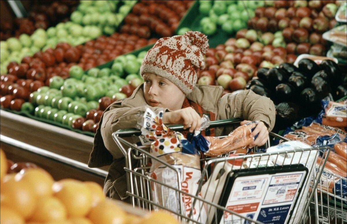 Macaulay Culkin grocery shopping as Kevin McCallister in Home Alone