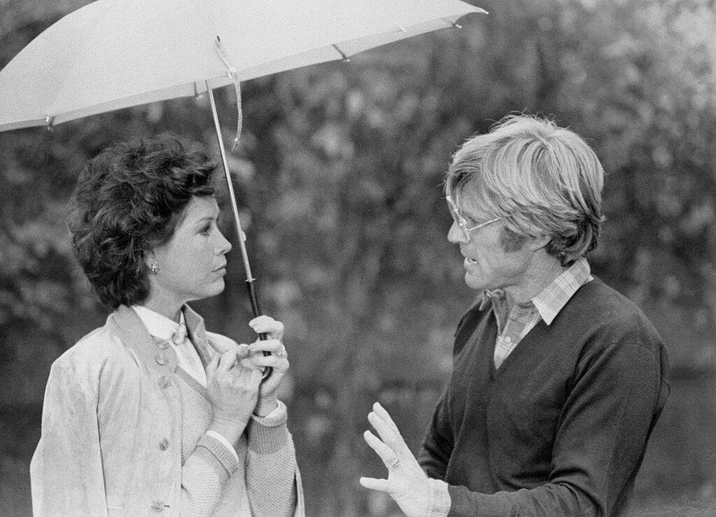 robert redford directing mary tyler moore in ordinary people in 1980