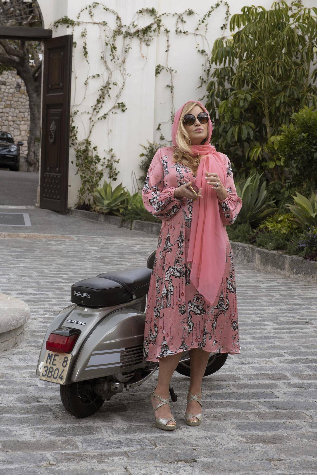 jennifer coolidge as tanya mcquoid-hunt