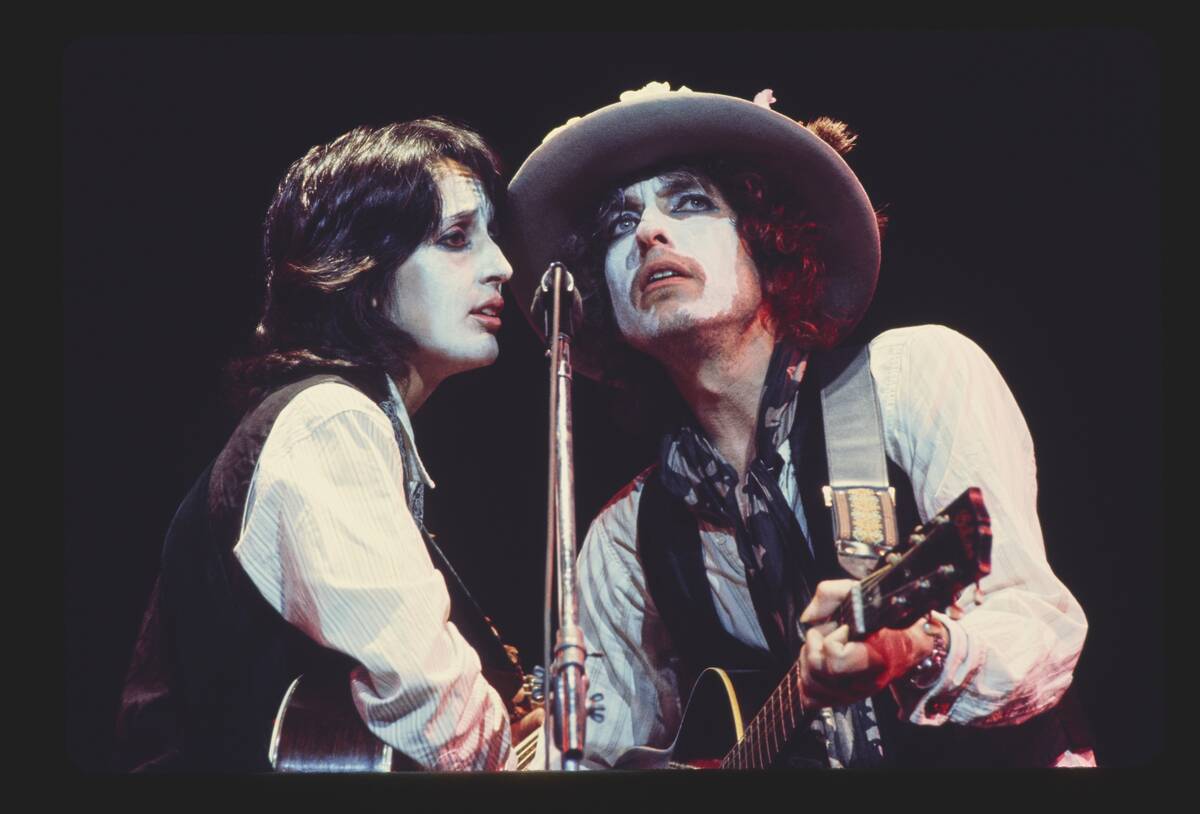 joan baez and bob dylan in rolling thunder revue